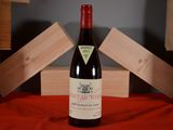 une bouteille de vin posée sur une table