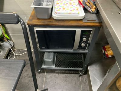 Une petite desserte bois et métal