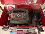 une boîte à outils rouge avec des outils sur le sol