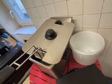 une petite cuisine équipée d'une cuisinière et d'un évier