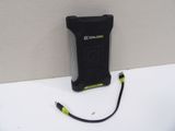 une photo d'un chargeur portable posé sur une table