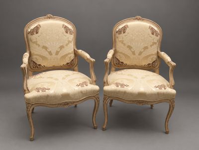 paire de fauteuils de style Louis XV avec accoudoirs rembourrés