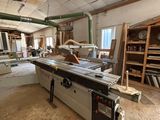une photo d'un homme travaillant dans un atelier de menuiserie