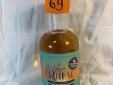 une bouteille de rhum sur fond blanc