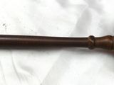 un marteau de juge en bois posé sur un drap blanc