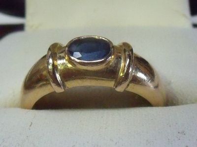 Bague jonc en or jaune 18K, sertie d’un saphir ovale – 5,64 …
