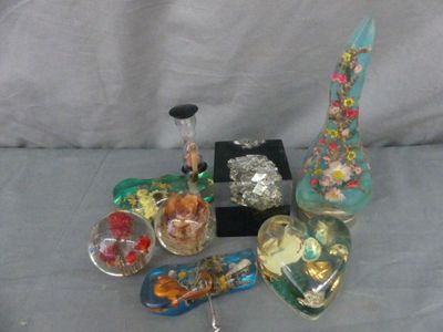 un grand nombre d'objets en verre posés sur une table