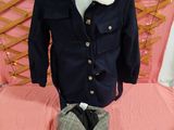 un mannequin vêtu d'une veste et d'une cravate, allongé sur un lit