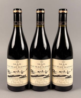 trois bouteilles de vin sont alignées sur une table