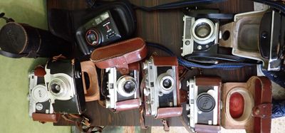 un tas de vieux appareils photo posés sur une table