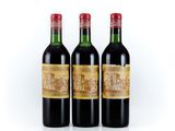 trois bouteilles de vin rouge posées l'une à côté de l'autre sur une surface blanche