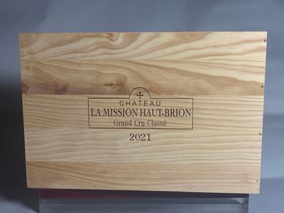 gros plan d'une boîte en bois portant une étiquette