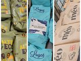 de nombreux sacs de nourriture posés sur une table
