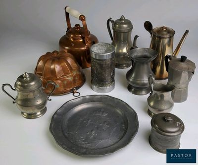 beaucoup d'objets en argent et en cuivre sur la table