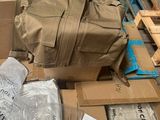 beaucoup de cartons et de sacs qui traînent par terre
