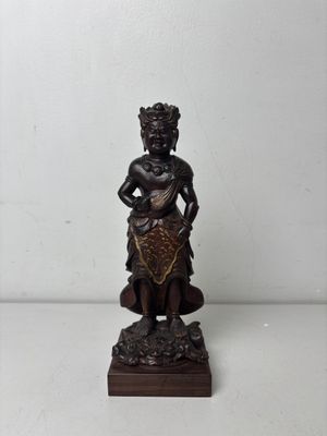 statue d'une femme portant un panier sur le dos