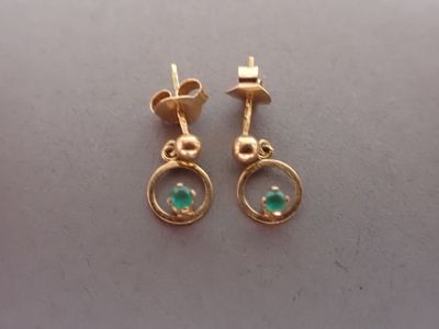 gros plan d'une paire de boucles d'oreilles sur une table