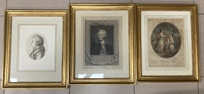 trois portraits d'hommes et de femmes dans des cadres dorés accrochés au mur