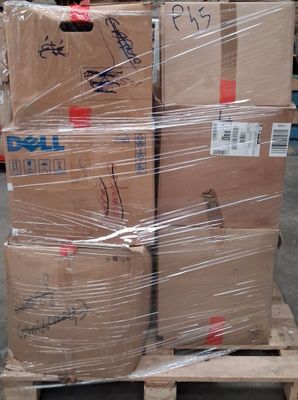 Plusieurs cartons emballés dans du plastique sont empilés sur une palette dans un entrepôt.