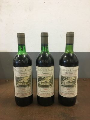 trois bouteilles de vin posées sur une table l'une à côté de l'autre