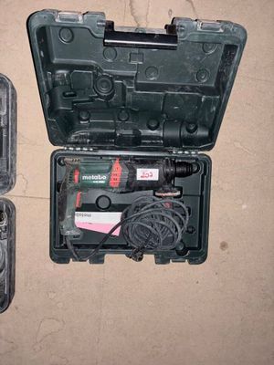 deux outils dans la mallette posée sur le sol