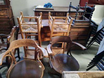 beaucoup de chaises et de tables dans une pièce avec beaucoup de meubles
