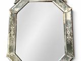miroir à face réfléchissante, doté d'un cadre décoratif orné d'un motif de feuilles