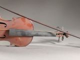 un violon posé par terre avec un archet