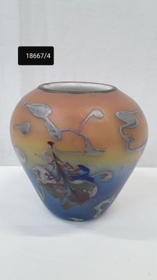 un vase sur lequel des oiseaux virevoltent, sur un fond blanc