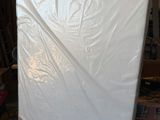 une photo d'un matelas qui se trouve dans un garage