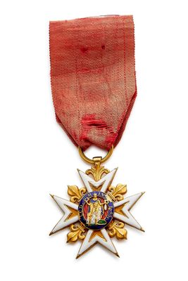 gros plan d'une médaille sur un ruban rouge sur fond blanc
