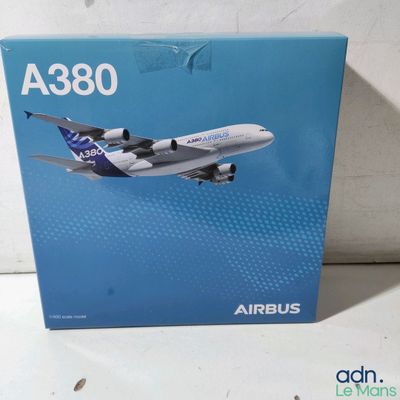 une boîte bleue sur laquelle est représenté un avion
