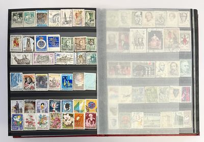 un livre avec beaucoup de timbres
