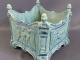 une jardinière verte ornée d'un motif