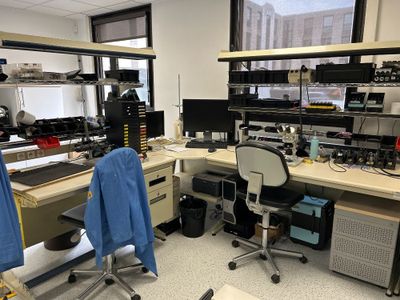 une photo d'un laboratoire rempli de matériel