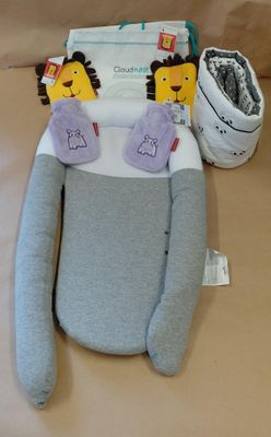 deux peluches posées sur un lit