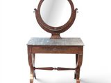 une photo d'une coiffeuse en bois surmontée d'un miroir