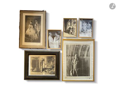 il y a beaucoup de photos accrochées au mur de cette pièce