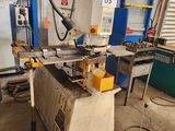 une photo d'une machine dans une usine