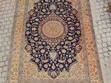 un tapis oriental posé sur un sol pavé