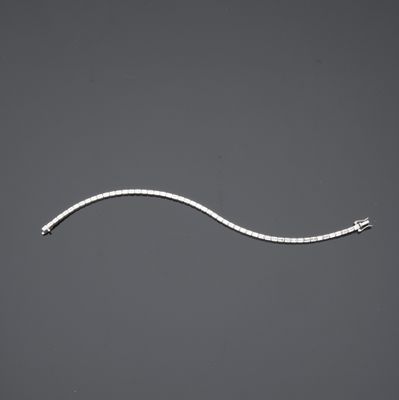une image représentant un bracelet en argent orné d'un serpent