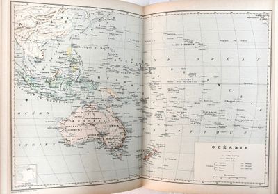 un livre ouvert sur lequel figure une carte du monde