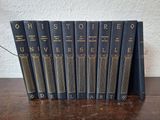 une pile de cinq livres posée sur une table en bois