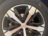 un gros plan d'un pneu sur la jante d'une voiture