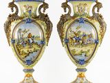 une paire de vases ornés d'une peinture représentant un paysage