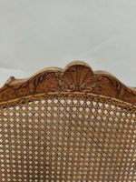 Fauteuil en bois naturel mouluré et sculpté à décor de rince… (photo 3)
