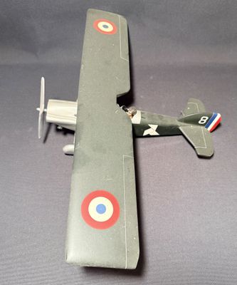 un avion jouet posé sur une table