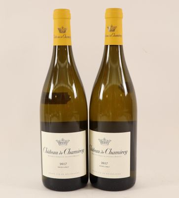deux bouteilles de vin posées l'une à côté de l'autre sur une table