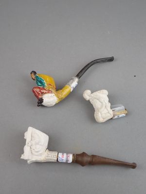 deux porte-pipes et un porte-pipe posé sur une table