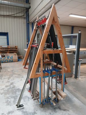 plusieurs pièces de bois sont empilées dans un bâtiment